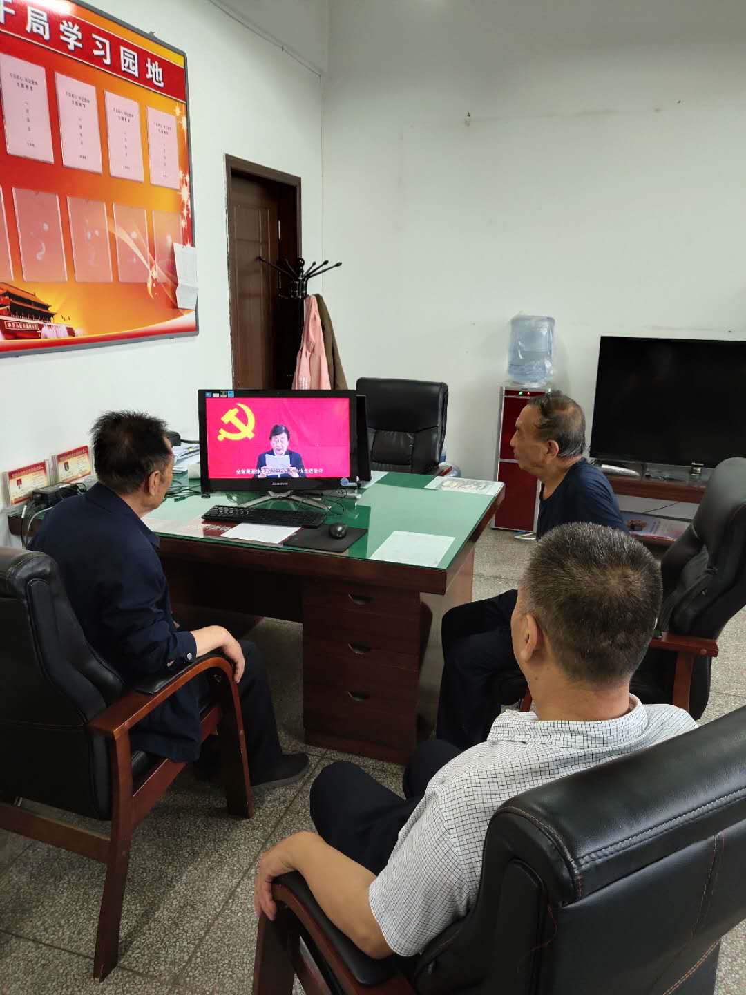 老干部党委副书记卢福安等收看府东社区离退休干部党支部书记吴翠英宣讲.png