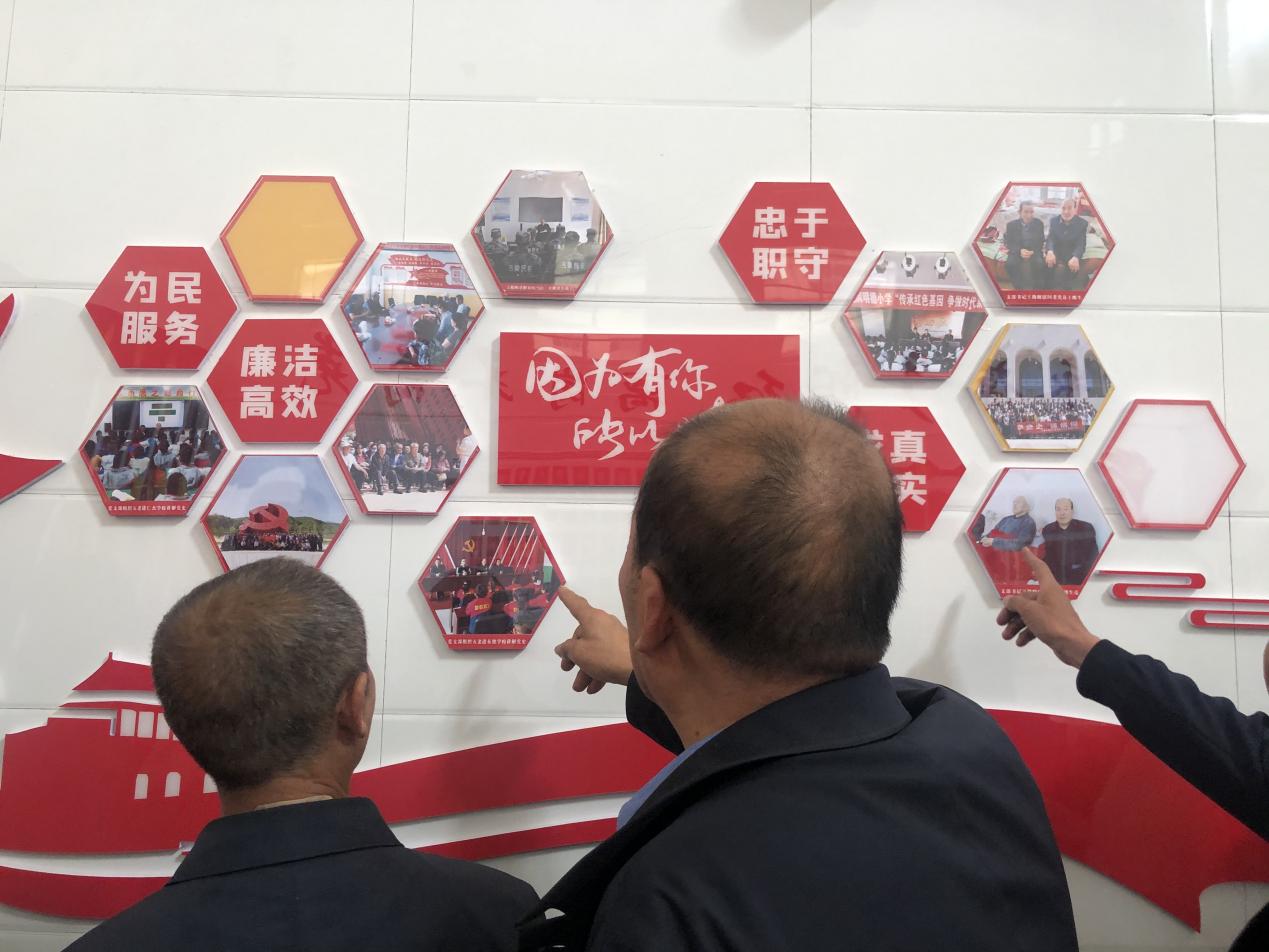 支部书记王勤顺为老干部讲述照片背后的故事.jpg