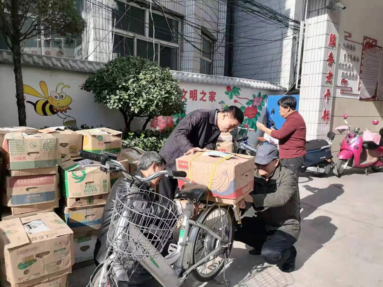 局长王林帮助老干部绑捆.jpg