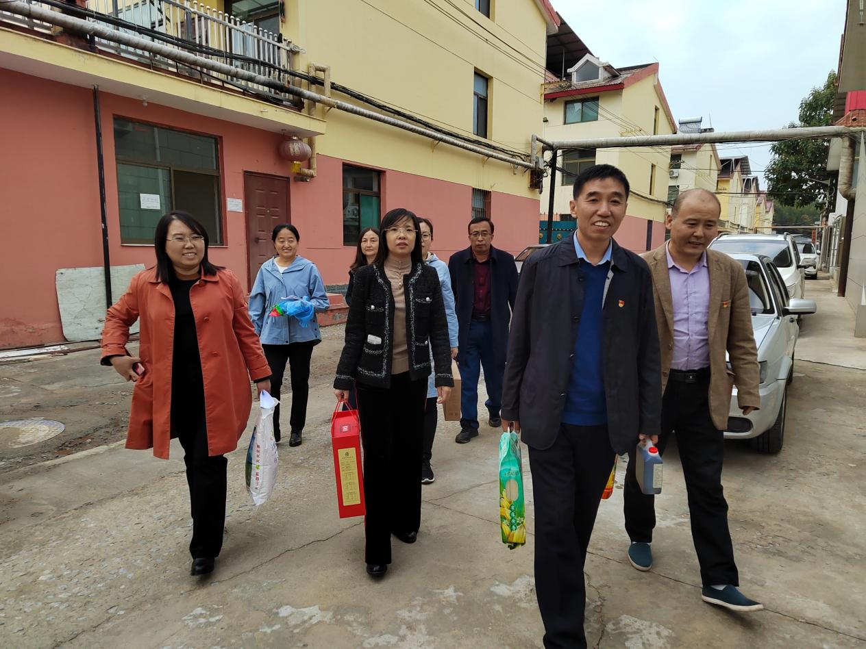 老干局、中医院、司法局工作人员拿慰问品走访慰问.jpg