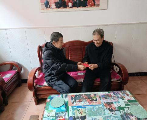 各支部慰问困难党员及因公伤残老党员.jpg