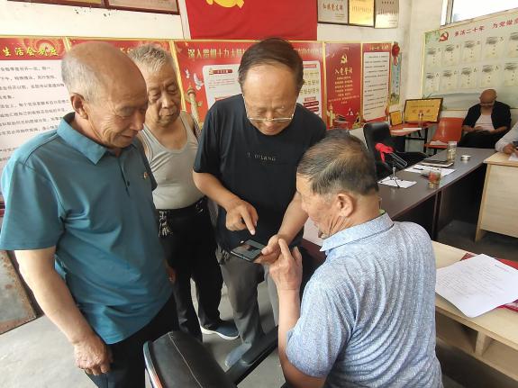 老干部们互相交流学习.jpg