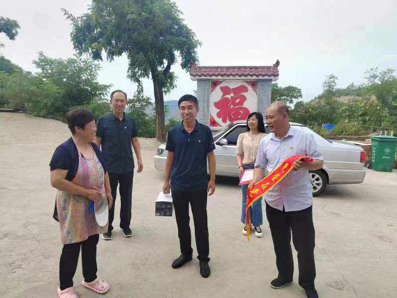 王林局长及班子成员拿慰问品前往离退休干部家中.jpg