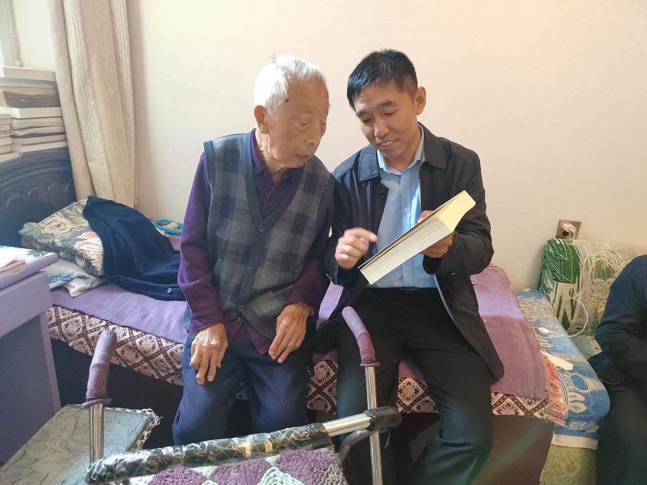 王林局长给离休干部郭崇富介绍《习近平谈治国理政第四卷》.jpg
