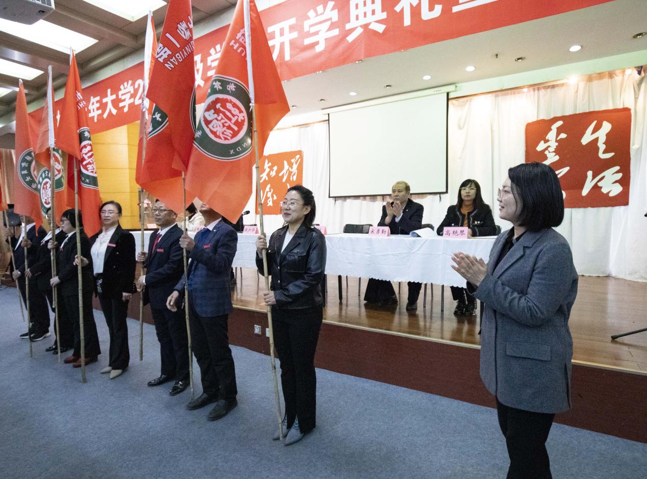 县委副书记侯少华给13个班级和1个自愿者联合会授旗.jpg