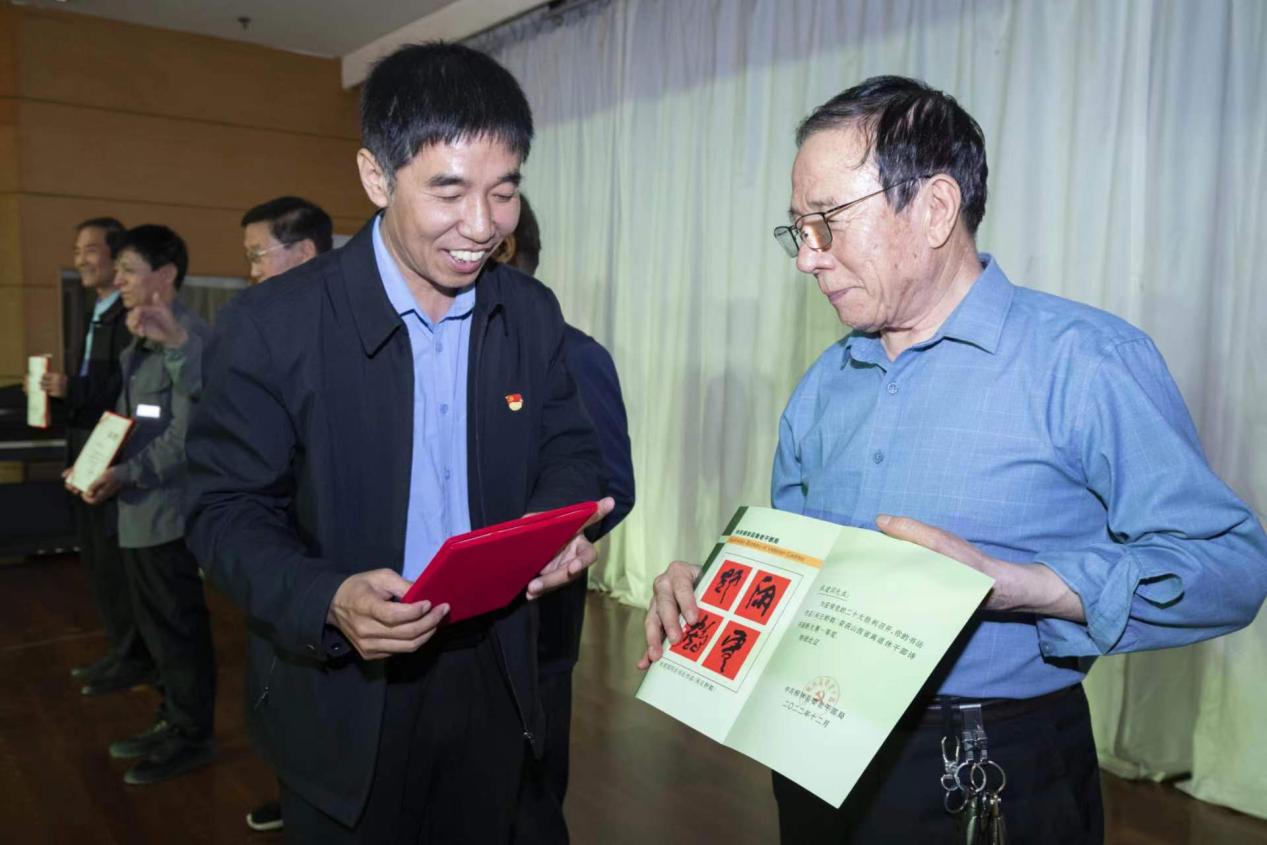 为省级荣誉一等奖获得者张建国颁发荣誉证书.jpg